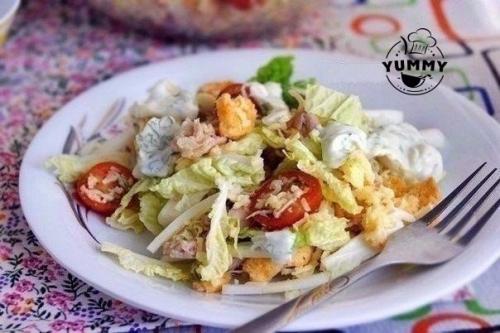 Салат Цезарь по-русски.