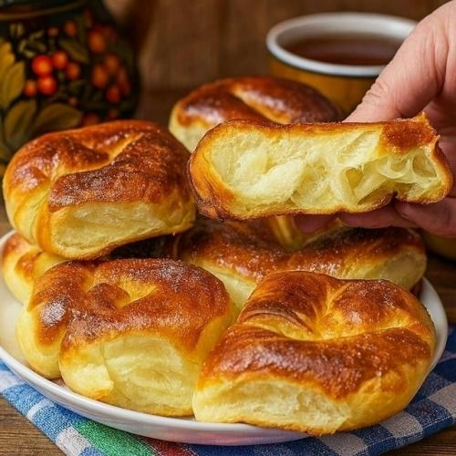 Я обожаю эти булочки за воздушный мякиш и румяную коpочку с лёгким блеском сиропа.  