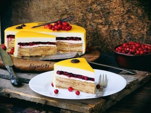 Современный медовик.   Как вы понимаете, такой торт не имеет морального права не быть вкусным.