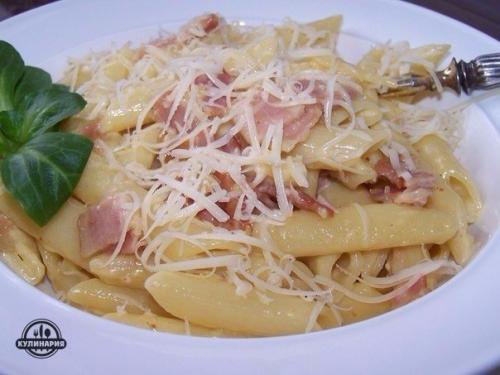 Ригата с соусом карбонара пенне.