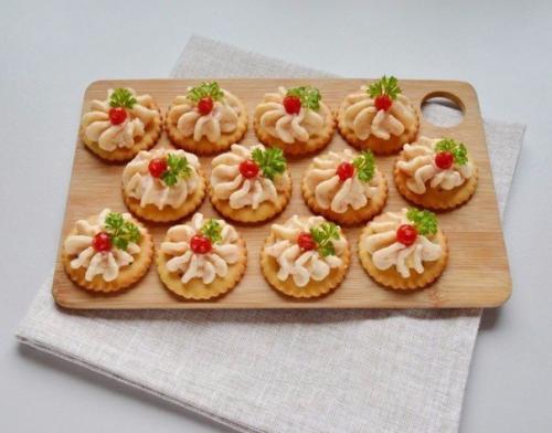 Закуска на крекерах с крабовыми палочками?