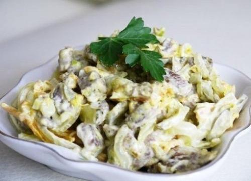 Салат из говядины с овощами.