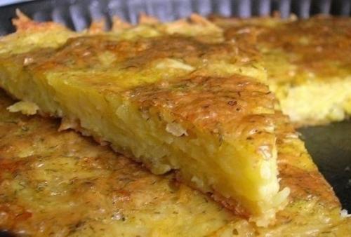 Запеканка из тертого картофеля с сыром и чесночком.