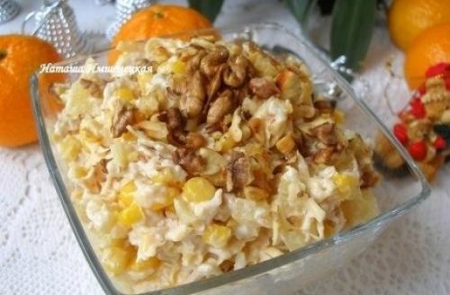Салат с курицей и ананасом.