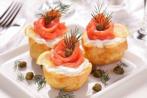 Закусочные профитроли со сливочной начинкой и малосольной семгой.
