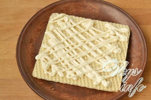 Закусочный торт из вафельных коржей с консервами. 03