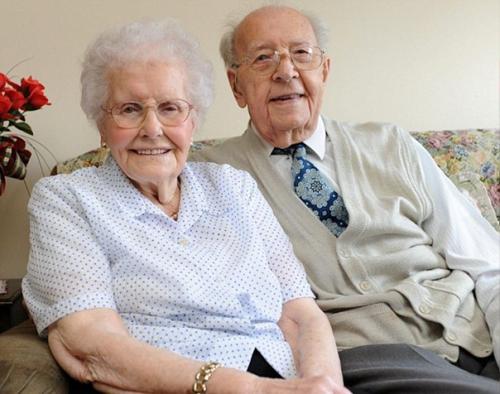 В том случае, если замужняя женщина хорошо выглядит, несмотря на возраст - надо подойти и пожать руку ее мужу. В том случае, если замужняя женщина хорошо выглядит, несмотря на возраст - надо подойти и пожать руку ее мужу.