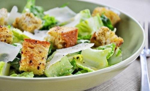 Салат Цезарь.  Ингредиенты: 02