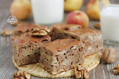 Шоколадный пирог с яблоками и грецкими орехами.