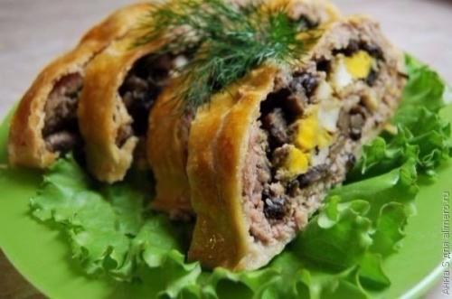 Мясной рулет с грибами в слоеном тесте.