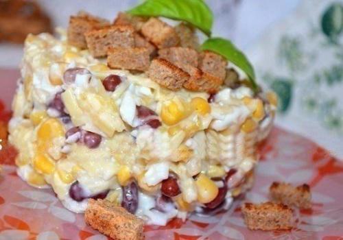 Салат с фасолью, сыром и сухариками.