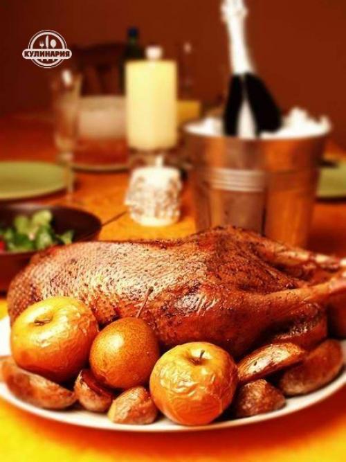 Новогодний гусь с яблоками.