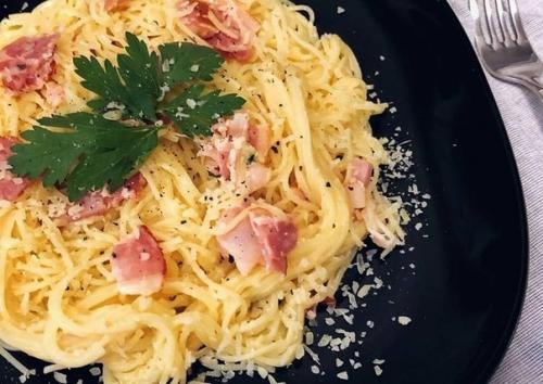 Паста карбонара с беконом и сливками.