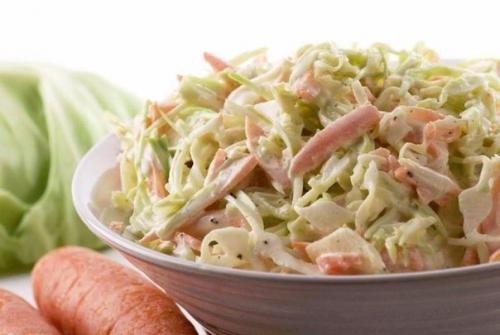 Замечательный салат из сочных овощей и фруктов!