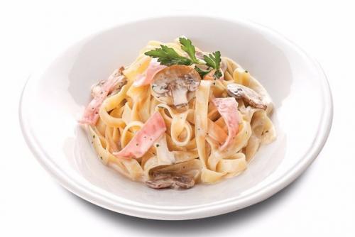 Феттучини с ветчиной и грибами в сливочном соусе.