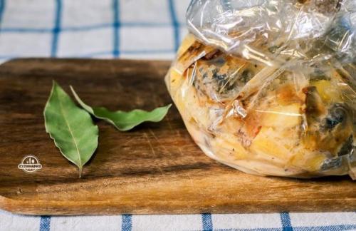 Запеченная картошка с грибами и сметаной.

