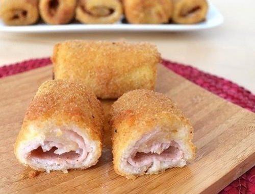 Жареные рулетики из хлеба.