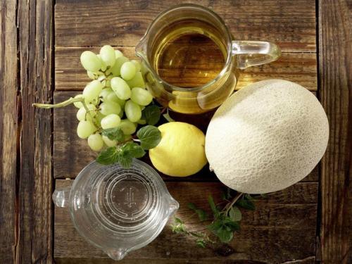 Белая сангрия с виноградом и дыней. 01