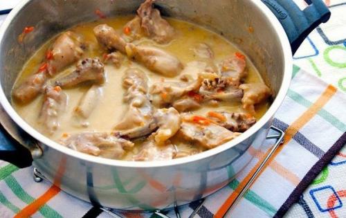 Курица в молочно - сметанном соусе.