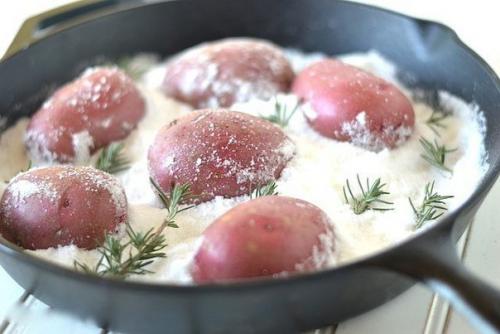 Запеченный в СОЛИ картофель и форель.