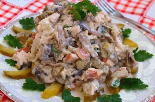 Салат из говядины с яблоком.