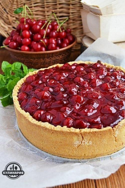 Пирог с творогом и вишней.