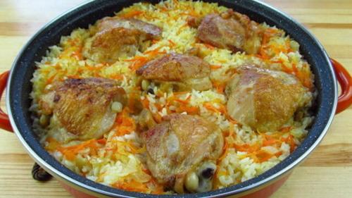 Рис, запеченный с куриными бедрами.
