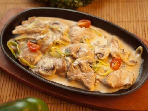 Свинина с овощами, тушеная в сливках.