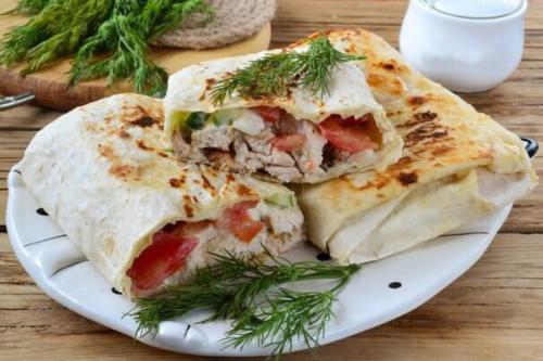 Шаверма с пикантной курочкой и чесночным соусом.