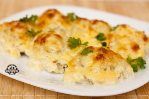 Куриные шарики с сырно - сливочном соусе.