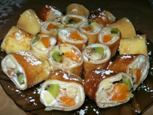 Блинные роллы с творожно - фруктовой начинкой.
