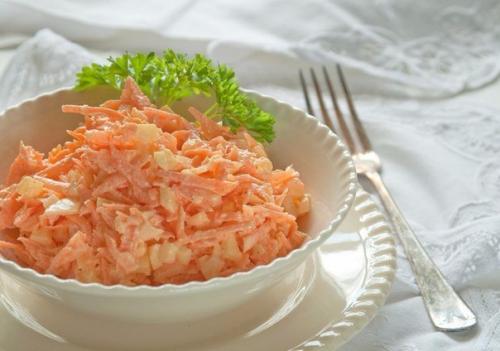 Морковный салат с яйцом.
