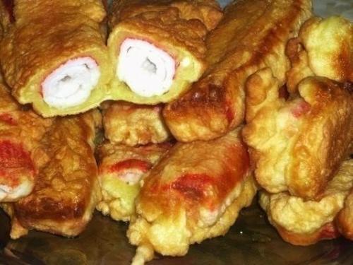 Фаршированные крабовые палочки в кляре.