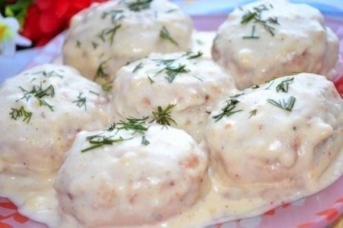 Ароматные котлетки в сметанном соусе.