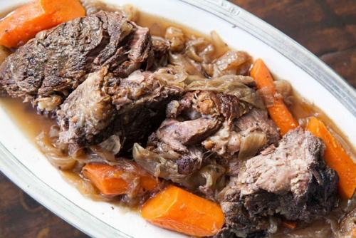 Говядина, тушеная в казане.