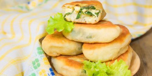 Пирожки с яйцом и зеленым луком.