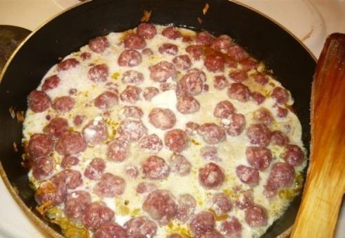 Спагетти с соусом из фрикаделек. 05