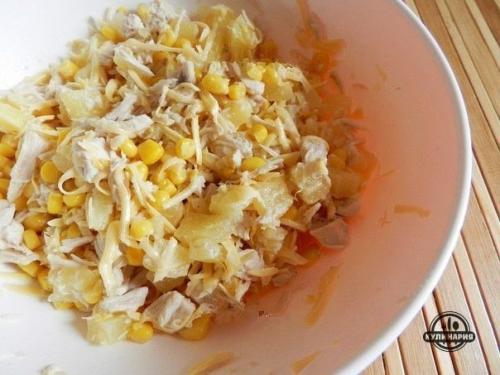 Салат с курицей, сыром и ананасом. 04