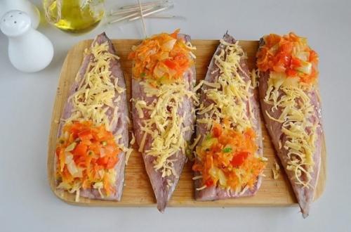 Мы рекомендуем приготовить, это очень вкусно рулеты из скумбрии с сыром и овощами. 05