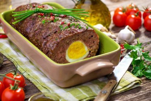 Мясной хлебец с вареным яйцом.