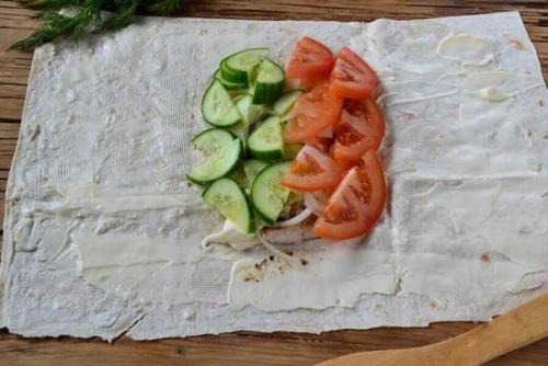 Шаверма с пикантной курочкой и чесночным соусом. 04