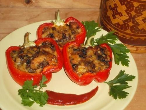 Перцы, фаршированные курицей и грибами.