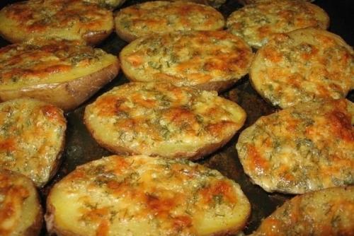 Картошка, запеченная в чесночном масле.
