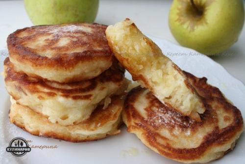 Пышные и нежные оладьи с яблоком.