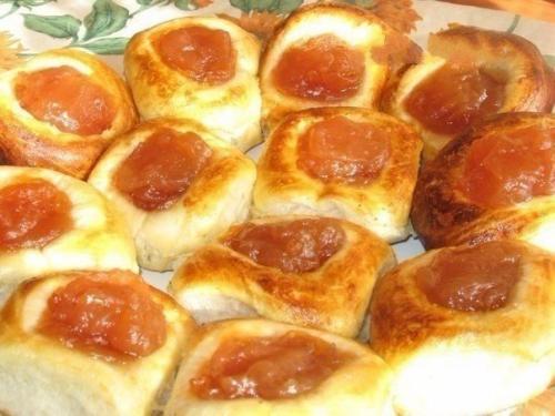 Ватрушки с яблочным повидлом.