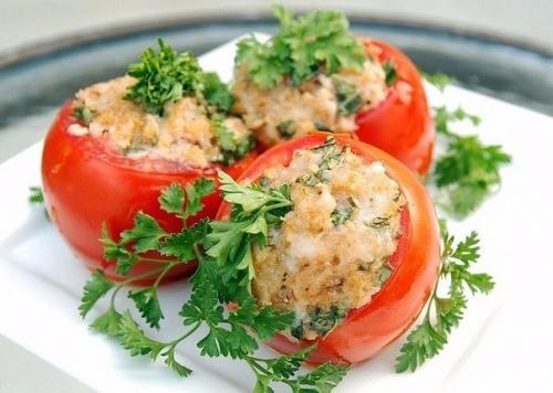Помидоры фаршированные курицей.