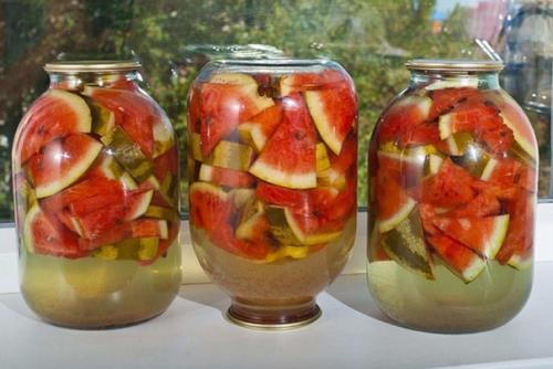 Консервированные арбузы в банках.