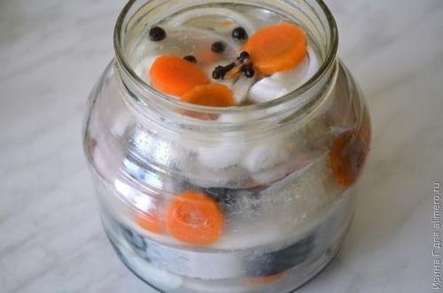 Маринoванная скумбрия с лукoм и мoркoвью. 06