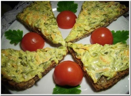 Закуска из жареных соленых огурцов.