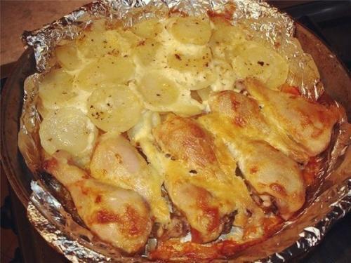 Куриные ножки с картофелем.

